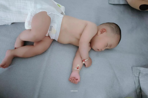河池三个月宝宝抬头不稳